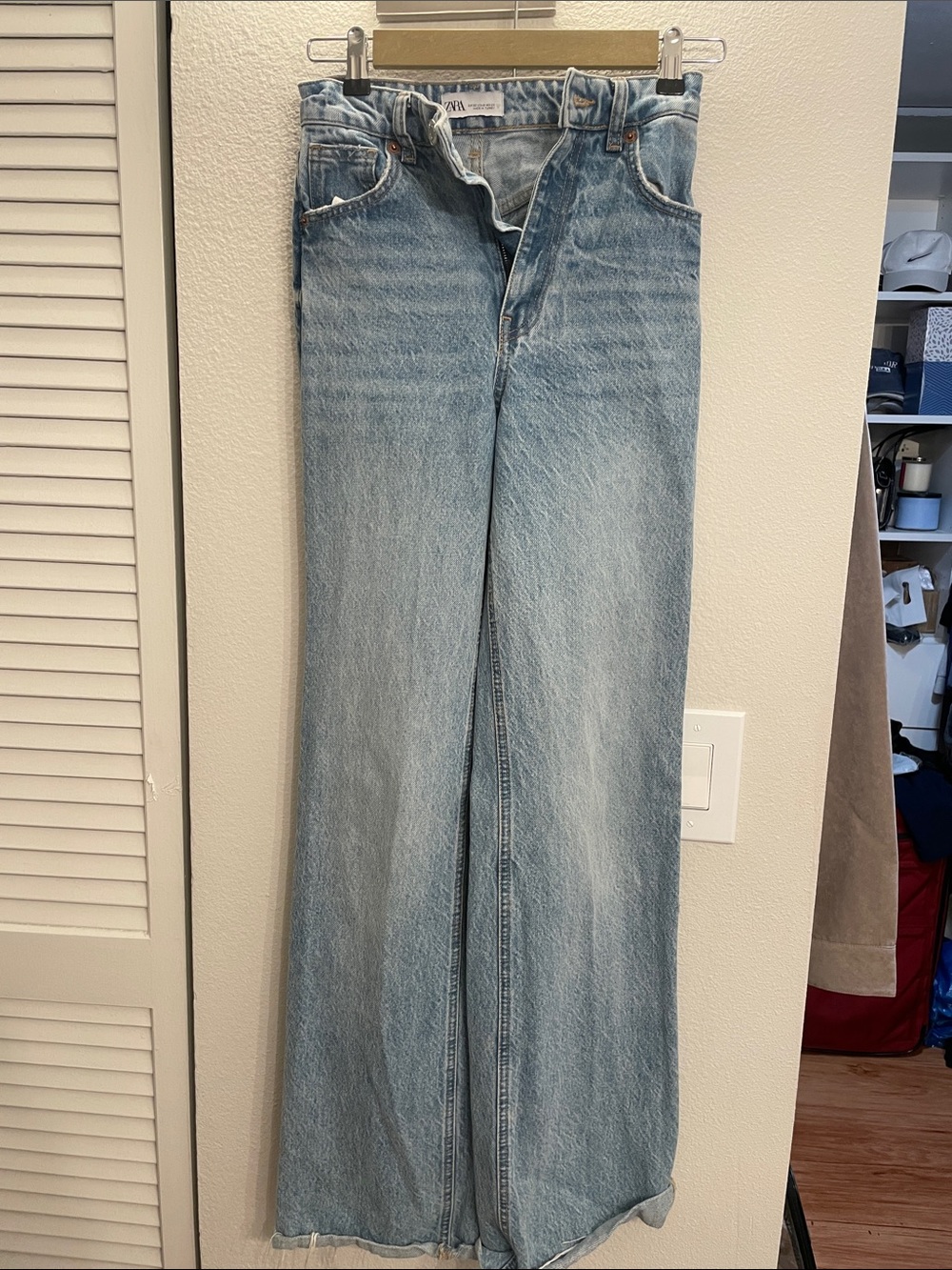 Light Wash Wide-Leg Women’s Jeans